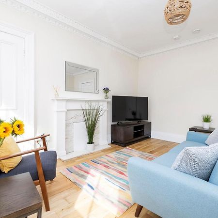 2 Bedroom Apartment On Peebles High Street المظهر الخارجي الصورة